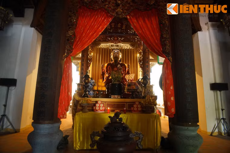 Quán Huyền Thiên cũng được gọi là chùa bởi nơi đây vừa thờ Thần, vừa thờ Phật và thờ Mẫu. Điều này thể hiện tinh thần tam giáo đồng nguyên của người Việt. Trong chùa hiện lưu giữ được các hệ thống tượng phong phú, gồm tượng Huyền Thiên, tượng Phật giáo, tượng Mẫu, tượng đạo Lão...