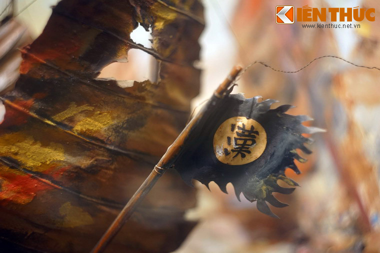 Ngược dòng lịch sử, vào một ngày cuối đông năm 938, đoàn binh thuyền của do Hoằng Tháo chỉ huy vượt biển tiến vào cửa ngõ Bạch Đằng. Quân Nam Hán thấy quân của Ngô Quyền chỉ có thuyền nhẹ, quân ít tưởng có thể ăn tươi, nuốt sống liền hùng hổ tiến vào.