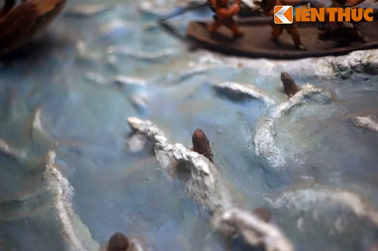 Thứ nhất, phải dụ địch đến đúng bãi cọc đã đóng giăng bẫy khi thuỷ triều còn cao, bãi cọc chưa bị phát lộ.