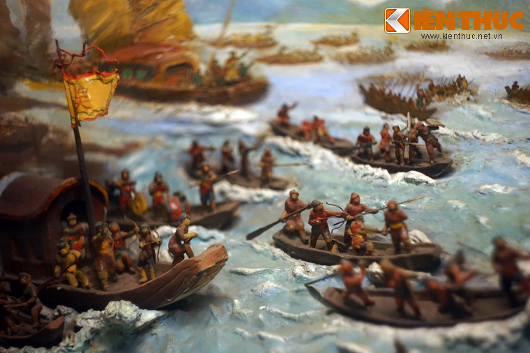 Ngô Quyền ra lệnh cho quân bỏ chạy lên thượng lưu. Đợi đến khi thủy triều xuống, ông mới hạ lệnh cho quân sĩ đổ ra đánh.