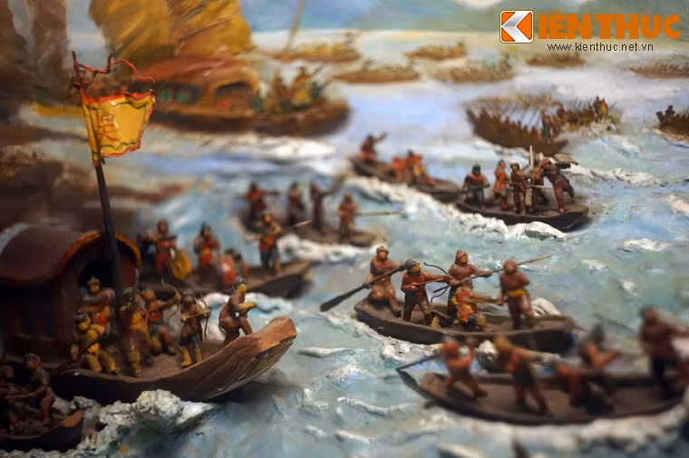 Ngô Quyền ra lệnh cho quân bỏ chạy lên thượng lưu. Đợi đến khi thủy triều xuống, ông mới hạ lệnh cho quân sĩ đổ ra đánh.