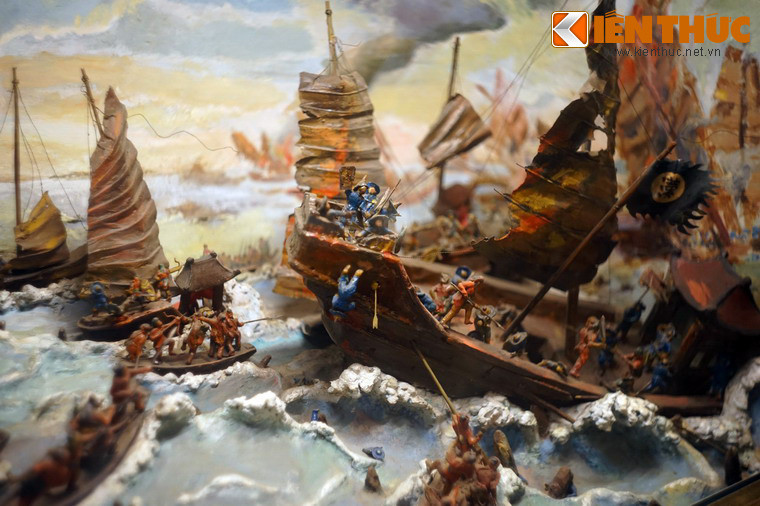 Thuyền chiến lớn của Nam Hán bị mắc cạn và lần lượt bị cọc đâm thủng gần hết. Lúc đó Ngô Quyền mới tung quân ra tấn công dữ dội.