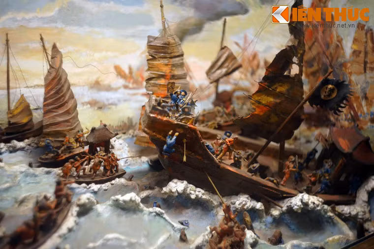 Thuyền chiến lớn của Nam Hán bị mắc cạn và lần lượt bị cọc đâm thủng gần hết. Lúc đó Ngô Quyền mới tung quân ra tấn công dữ dội.