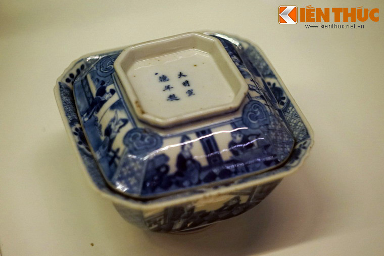 Bát gốm men trắng hoa lam Trung Quốc, niên đại thế kỷ 17-18. Sau khi nung, các họa tiết hoa văn màu xanh đẹp tinh xảo hiện lên trên nền trắng của gốm sứ. Việc sản xuất đồ gốm sứ men trắng hoa lam thể hiện sự thay đổi lớn về phương thức sản xuất và kỹ thuật chế tác trong lịch sử sản xuất gốm sứ.