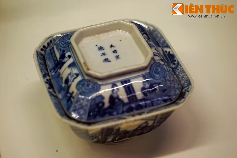 Bát gốm men trắng hoa lam Trung Quốc, niên đại thế kỷ 17-18. Sau khi nung, các họa tiết hoa văn màu xanh đẹp tinh xảo hiện lên trên nền trắng của gốm sứ. Việc sản xuất đồ gốm sứ men trắng hoa lam thể hiện sự thay đổi lớn về phương thức sản xuất và kỹ thuật chế tác trong lịch sử sản xuất gốm sứ.