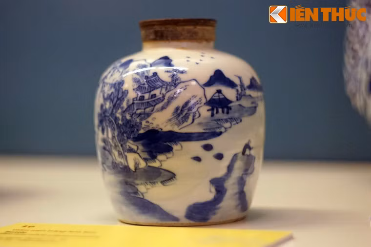 Lọ gốm men trắng hoa lam Trung Quốc, niên đại thế kỷ 17-18. Việc áp dụng kỹ thuật men trắng hoa lam được coi như là một bước tiến đem lại hiệu quả trang trí cao hơn so với trước đây, thể hiện sự kết hợp mới trong việc chế tác đồ thủ công mỹ nghệ và hội họa.