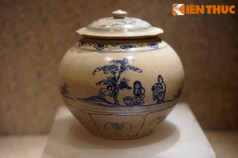 Hũ gốm trắng men lam trang trí cảnh sinh hoạt, niên đại thế kỷ 15, khai quật tại tàu cổ Cù Lao Chàm. Đồ gốm sứ men trắng hoa lam Việt Nam trở nên nổi tiếng với vai trò là sản phẩm thay thế đồ gốm sứ Trung Quốc trong thời kỳ nhà Minh thực hiện chính sách "bế quan tỏa cảng".