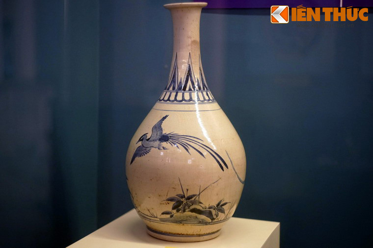 Bình gốm men trắng hoa lam Nhật Bản, niên đại thế kỷ 17-18. Đồ gốm men trắng hoa lam Nhật Bản được bắt đầu sản xuất vào khoảng đầu thế kỷ 17.