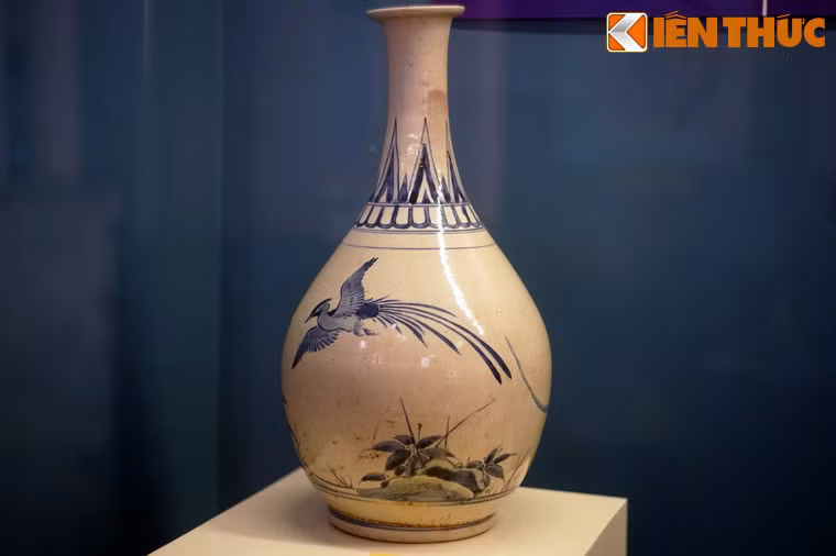 Bình gốm men trắng hoa lam Nhật Bản, niên đại thế kỷ 17-18. Đồ gốm men trắng hoa lam Nhật Bản được bắt đầu sản xuất vào khoảng đầu thế kỷ 17.