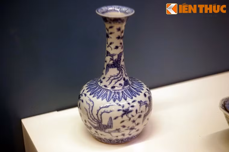 Nậm gốm men trắng hoa lam Trung Quốc, niên đại thế kỷ 17-18. Đồ gốm sứ men trắng hoa lam được sản xuất đầu tiên tại Trung Quốc vào thời nhà Nguyên (thế kỷ13-14). Đây là kỹ thuật sử dụng màu xanh lam đặc biệt vẽ trang trí các họa tiết hoa trên gốm trắng, sau đó phủ lớp men bóng trong suốt và nung trong lò có nhiệt độ cao.