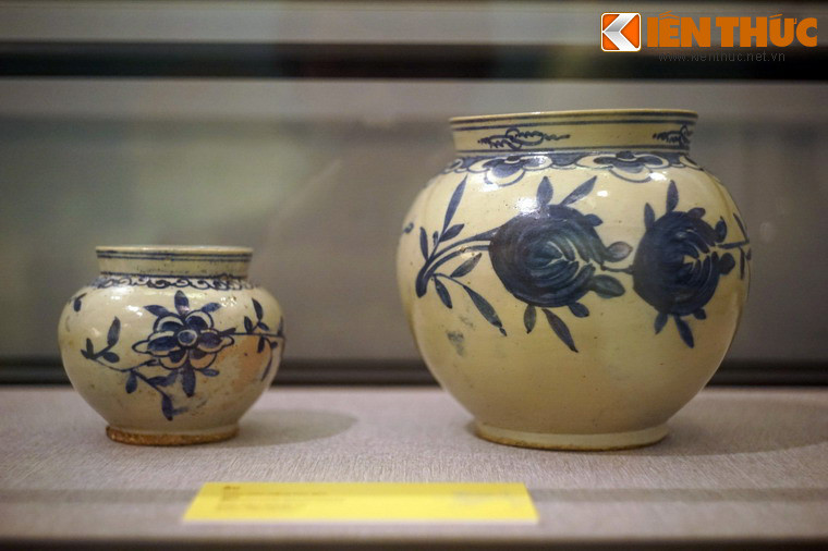 Âu gốm men trắng hoa lam Triều Tiên, niên đại thế kỷ 19. Đồ gốm sứ men trắng hoa lam Trung Quốc được du nhập vào Triều Tiên đầu thời kỳ Choseon cuối thời kỳ Goryeo (cuối thế kỷ 14).