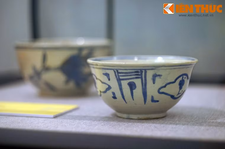 Bát gốm men trắng hoa lam Triều Tiên, niên đại thế kỷ 19. Triều Tiên cũng du nhập màu vẽ đặc biệt từ Trung Quốc và bắt đầu sản xuất đồ gốm sứ men trắng hoa lam.