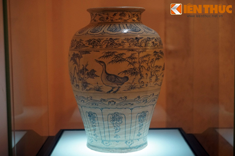 Bảo vật quốc gia Việt Nam - bình gốm hoa lam vẽ thiên nga thời Lê Sơ, thế kỷ 15, khai quật tại tàu cổ Cù Lao Chàm. Việt Nam đã tiếp nhận kỹ thuật chế tác từ Trung Quốc và bắt đầu chế tác đồ gốm sứ men trắng hoa lam từ khoảng thế kỷ 14.