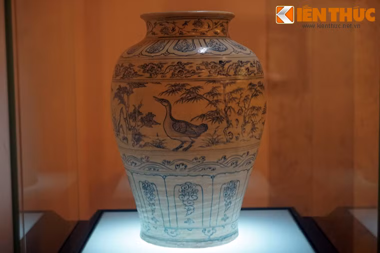 Bảo vật quốc gia Việt Nam - bình gốm hoa lam vẽ thiên nga thời Lê Sơ, thế kỷ 15, khai quật tại tàu cổ Cù Lao Chàm. Việt Nam đã tiếp nhận kỹ thuật chế tác từ Trung Quốc và bắt đầu chế tác đồ gốm sứ men trắng hoa lam từ khoảng thế kỷ 14.