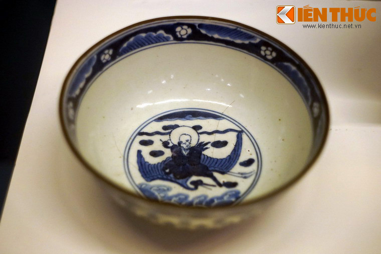 Bát gốm men trắng hoa lam Nhật Bản, niên đại thế kỷ 18. Kế thừa các kỹ thuật chế tác đồ gốm sứ của Trung Quốc, Triều Tiên và kết hợp với các kỹ thuật chế tác địa phương đặc biệt, Nhật Bản đã phát triển nền sản xuất đồ gốm sứ riêng với nhiều nét độc đáo.