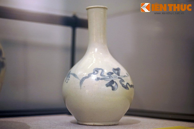 Nậm gốm men trắng hoa lam Triều Tiên, niên đại thế kỷ 19. Từ nửa sau thế kỷ 15, đồ gốm men trắng hoa lam chế tác tại Triều Tiên có đặc trưng riêng và trở thành sản phẩm thương mại quốc tế vào thế kỷ 19.