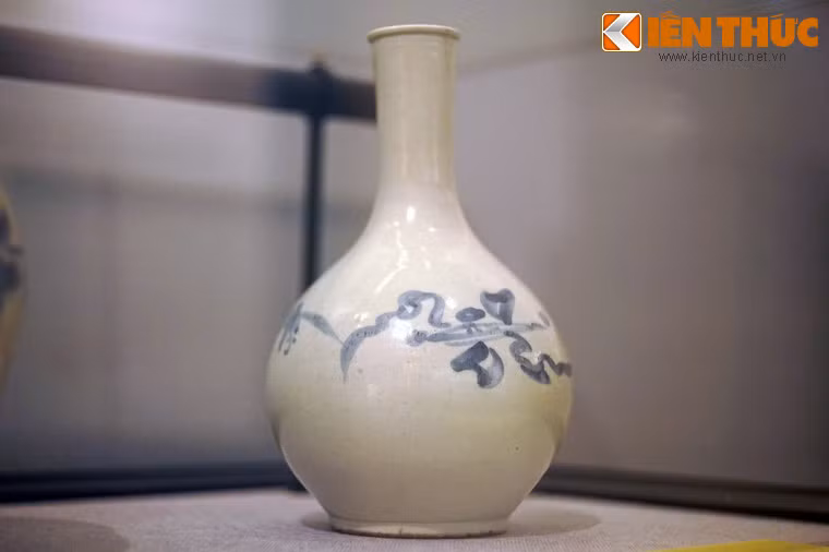 Nậm gốm men trắng hoa lam Triều Tiên, niên đại thế kỷ 19. Từ nửa sau thế kỷ 15, đồ gốm men trắng hoa lam chế tác tại Triều Tiên có đặc trưng riêng và trở thành sản phẩm thương mại quốc tế vào thế kỷ 19.