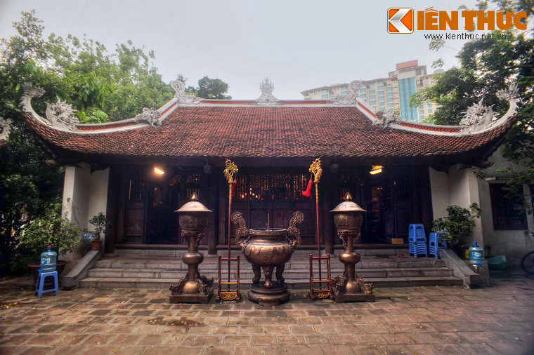 Tuy vậy, xung quanh đền Cẩu Nhi đã có một cuộc tranh luận sôi nổi trong giới nghiên cứu. Nguyên nhân là ngày nay không còn gì để chứng thực sự tồn tại của ngôi đền này. Vào thập niên 1850, trên đảo chỉ có ngôi đền mang tên gọi Thủy Trung Tiên, là nơi thờ Mẫu Thoải và thờ Thần Cá.