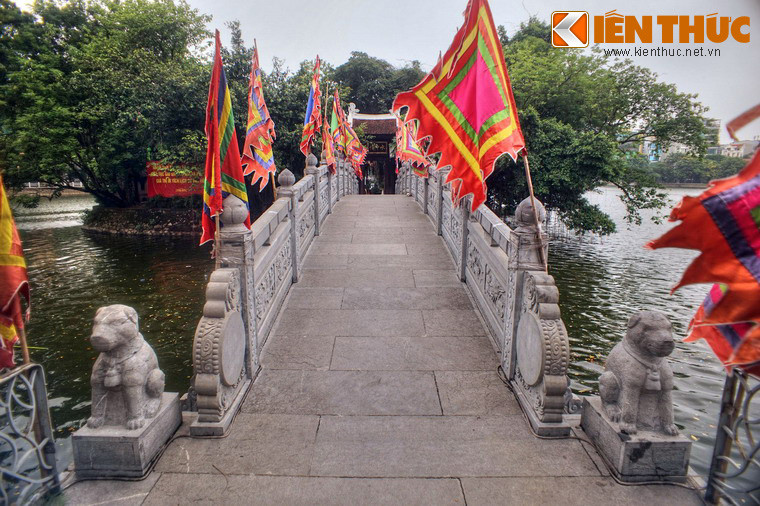 Giai thoại này được “Đại Việt sử ký toàn thư” ghi rằng: “Trước ở viện Cam Tuyển chùa Ứng Thiên Tâm, châu Cổ Pháp có con chó đẻ con sắc trắng có đốm lông đen thành hình hai chữ Thiên Tử. Kẻ thức giả nói đó là điềm năm Tuất sinh người làm thiên tử. Đến nay, Vua sinh năm Giáp Tuất lên làm thiên tử, quả là ứng nghiệm”.