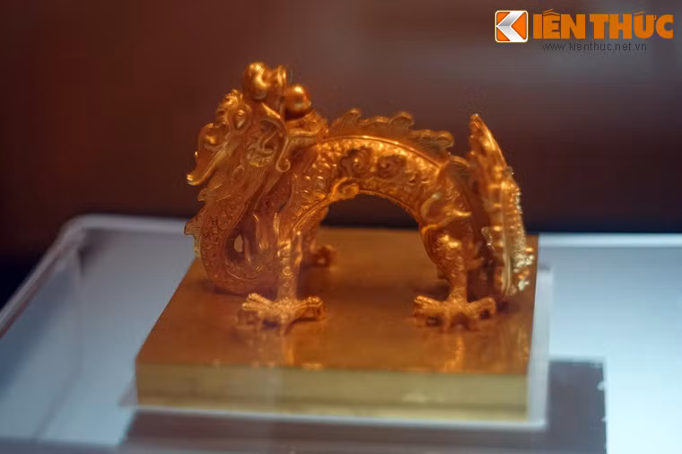 Được lưu giữ và trưng bày tại bảo tàng Lịch sử Quốc gia Việt Nam, ấn Quốc gia tín bảo có thể được coi là chiếc ấn có uy lực nhất đối với quân đội nhà Nguyễn.