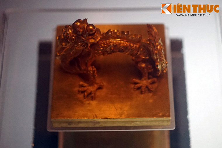 Ấn có hình vuông cạnh 11,7 x 11,7 cm, cao 9 cm, dày 1,65cm.