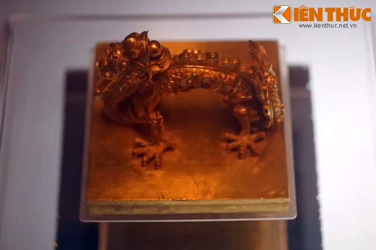 Ấn có hình vuông cạnh 11,7 x 11,7 cm, cao 9 cm, dày 1,65cm.