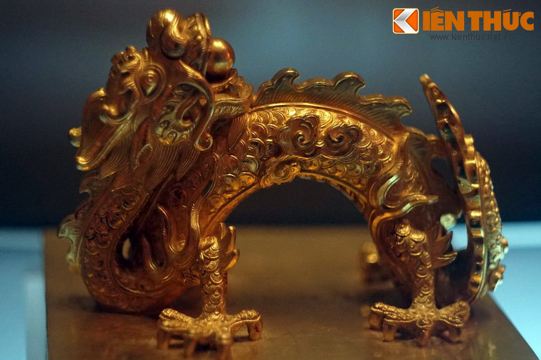 Núm cầm đúc hình rồng năm móng ngậm ngọc.