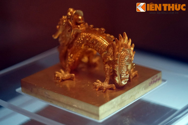 Bên cạnh đó, chiếc ấn này còn mang nhiều giá trị tiêu biểu về mỹ thuật, kỹ thuật chế tác kim hoàn của nghệ nhân Việt xưa.