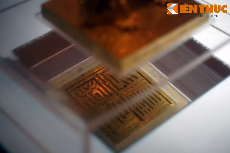 Mặt ấn khắc bốn chữ “Quốc gia tín bảo” khắc theo lối triện thư, nét chữ ngắn, dễ đọc.