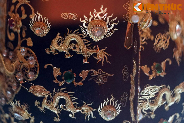 Chiếc mũ này cùng nhiều hiện vật quý của triều đình nhà Nguyễn đã được vua Bảo Đại trao lại cho đại diện của Chính phủ lâm thời Việt Nam vào năm 1945.