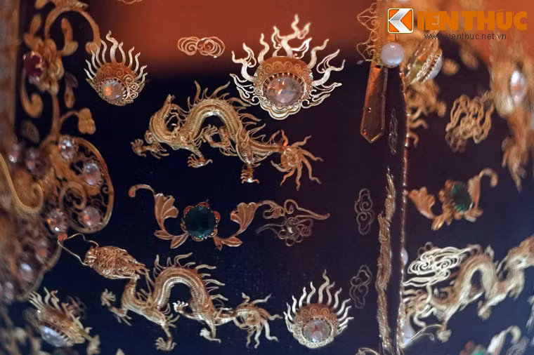 Chiếc mũ này cùng nhiều hiện vật quý của triều đình nhà Nguyễn đã được vua Bảo Đại trao lại cho đại diện của Chính phủ lâm thời Việt Nam vào năm 1945.