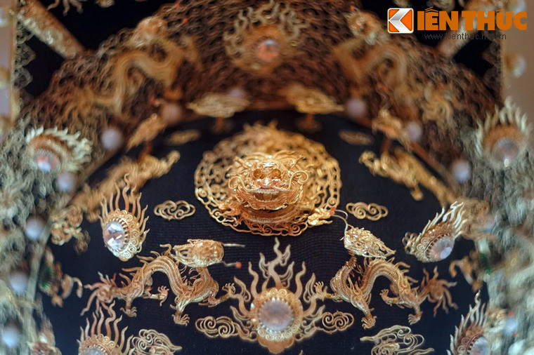 Hình hổ phù bằng vàng ở giữa trán mũ.