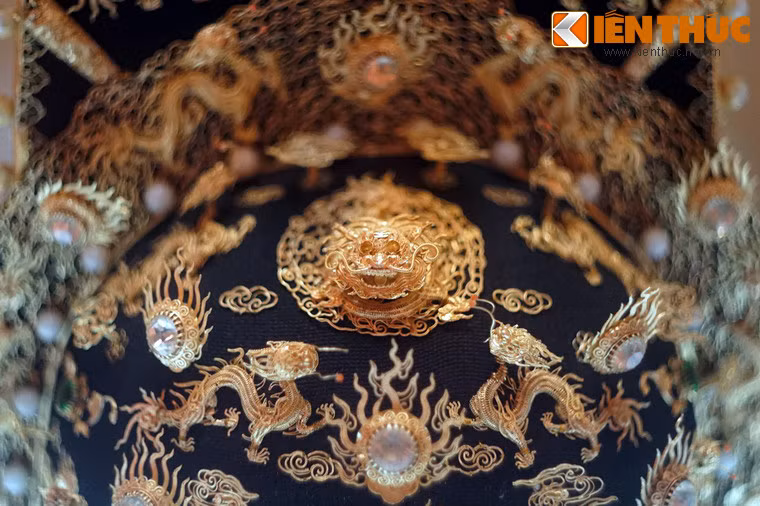 Hình hổ phù bằng vàng ở giữa trán mũ.