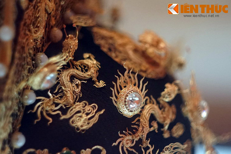 Tuy nhiên, ý thức được giá trị cũng như vai trò lịch sử của những báu vật này, Chính phủ lâm thời vẫn cố gắng giữ lại chiếc mũ. Năm 1954, khi miền Bắc được giải phóng, bộ Tài chính tiếp nhận các hiện vật và chuyển về bộ Văn hóa.