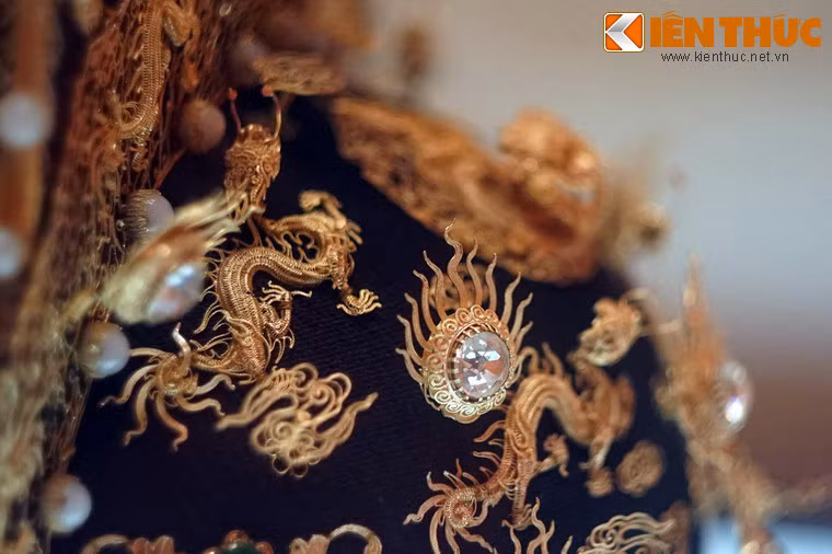 Tuy nhiên, ý thức được giá trị cũng như vai trò lịch sử của những báu vật này, Chính phủ lâm thời vẫn cố gắng giữ lại chiếc mũ. Năm 1954, khi miền Bắc được giải phóng, bộ Tài chính tiếp nhận các hiện vật và chuyển về bộ Văn hóa.