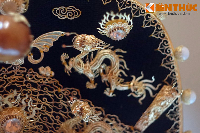 Ấn tượng đặc biệt từ chiếc mũ là 35 con rồng năm móng bằng vàng ròng được gắn ở nhiều vị trí khác nhau, mang tính đối xứng chặt chẽ.