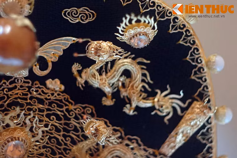 Ấn tượng đặc biệt từ chiếc mũ là 35 con rồng năm móng bằng vàng ròng được gắn ở nhiều vị trí khác nhau, mang tính đối xứng chặt chẽ.
