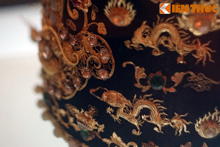 Trong hoàn cảnh khó khăn của cuộc kháng chiến chống Pháp. đã có lần Ủy ban kháng chiến liên khu V đề nghị Chính phủ xung công quỹ chiếc mũ cùng nhiều cổ vật hoàng cung khác để lấy tiền phục vụ kháng chiến.