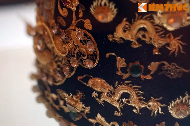 Trong hoàn cảnh khó khăn của cuộc kháng chiến chống Pháp. đã có lần Ủy ban kháng chiến liên khu V đề nghị Chính phủ xung công quỹ chiếc mũ cùng nhiều cổ vật hoàng cung khác để lấy tiền phục vụ kháng chiến.