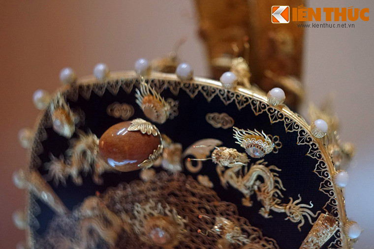 Các đường viền mũ làm bằng vàng, đính ngọc màu trắng.