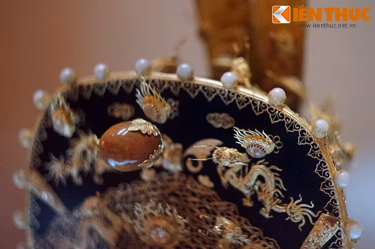 Các đường viền mũ làm bằng vàng, đính ngọc màu trắng.