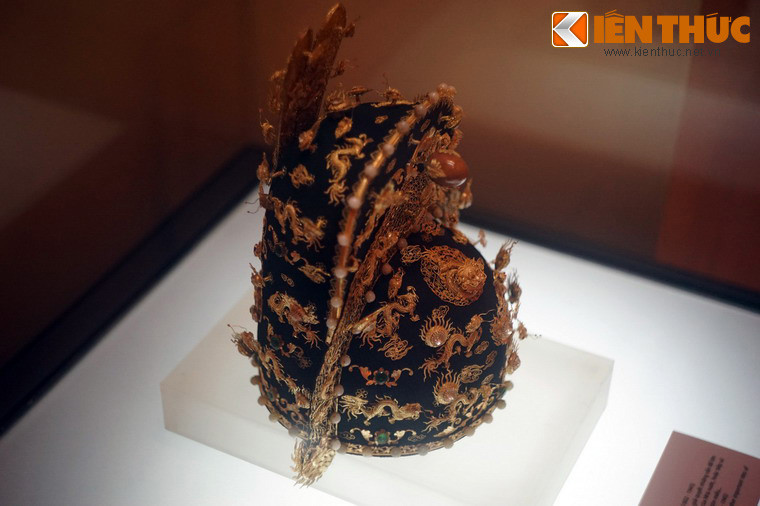 Xét về vai trò, mũ thượng triều của vua nhà Nguyễn tương đương với vương miện của các hoàng đế phương Tây.