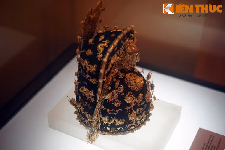 Xét về vai trò, mũ thượng triều của vua nhà Nguyễn tương đương với vương miện của các hoàng đế phương Tây.