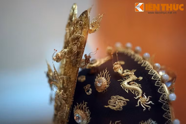 Phía sau mũ có hai cánh chỉ lên trời, nên mũ thượng triều còn có tên gọi khác là mũ xung thiên.