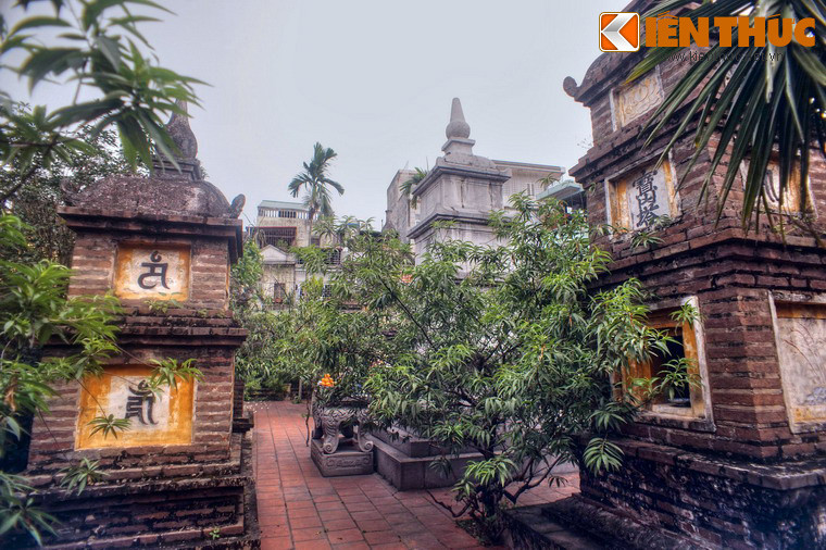 Nằm trong ngõ Liên Phái, phường Cầu Dền, quận Hai Bà Trưng, Hà Nội, chùa Liên Phái là một trong những ngôi chùa nổi tiếng nhất của kinh thành Thăng Long xưa. Phía sau chùa là khu vườn tháp với 9 ngôi tháp trên một gò đất cao.