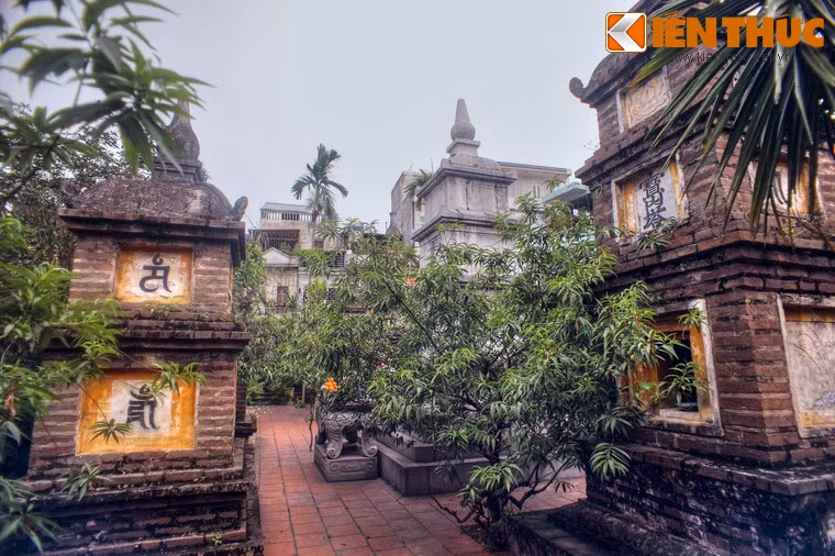 Nằm trong ngõ Liên Phái, phường Cầu Dền, quận Hai Bà Trưng, Hà Nội, chùa Liên Phái là một trong những ngôi chùa nổi tiếng nhất của kinh thành Thăng Long xưa. Phía sau chùa là khu vườn tháp với 9 ngôi tháp trên một gò đất cao.