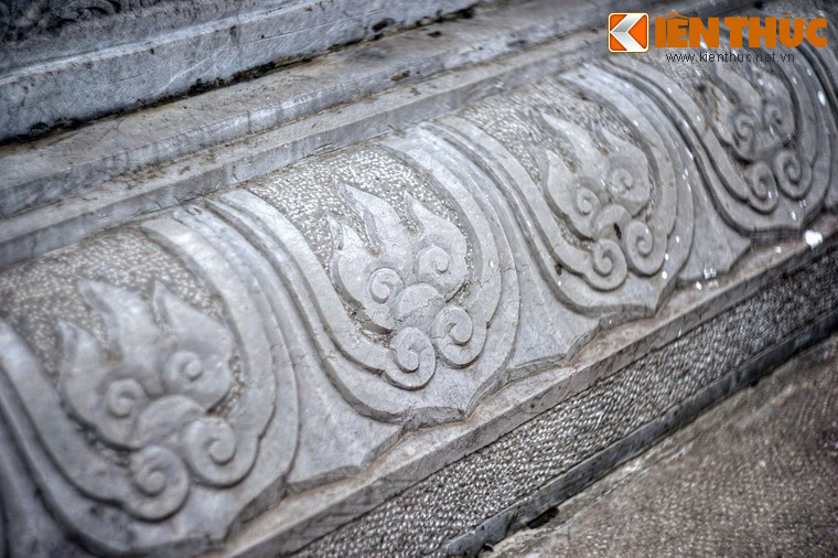 Cánh sen được tạo hình chắc khỏe, gẫy gọn, thân cánh sen hai lớp, giữa có hoa văn xoắn hình đao lửa.