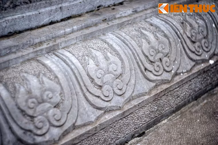 Cánh sen được tạo hình chắc khỏe, gẫy gọn, thân cánh sen hai lớp, giữa có hoa văn xoắn hình đao lửa.