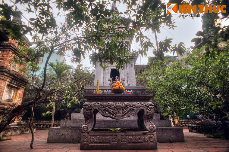 Tháp được xây bằng đá xanh, mặt bằng hình tứ giác, có 5 tầng, chiều cao khoảng 6 mét.