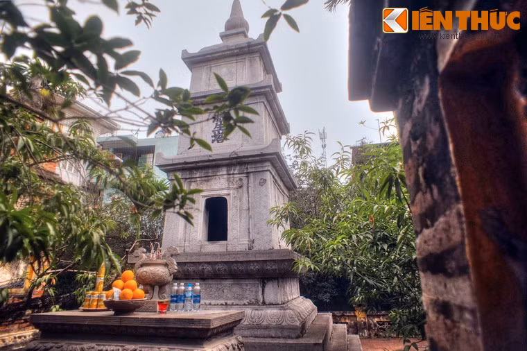 Ông bèn biến phủ đệ của mình thành chùa gọi là chùa Liên Tông, gọt tóc đi tu đồng thời trở thành vị tổ thứ nhất của chùa này.